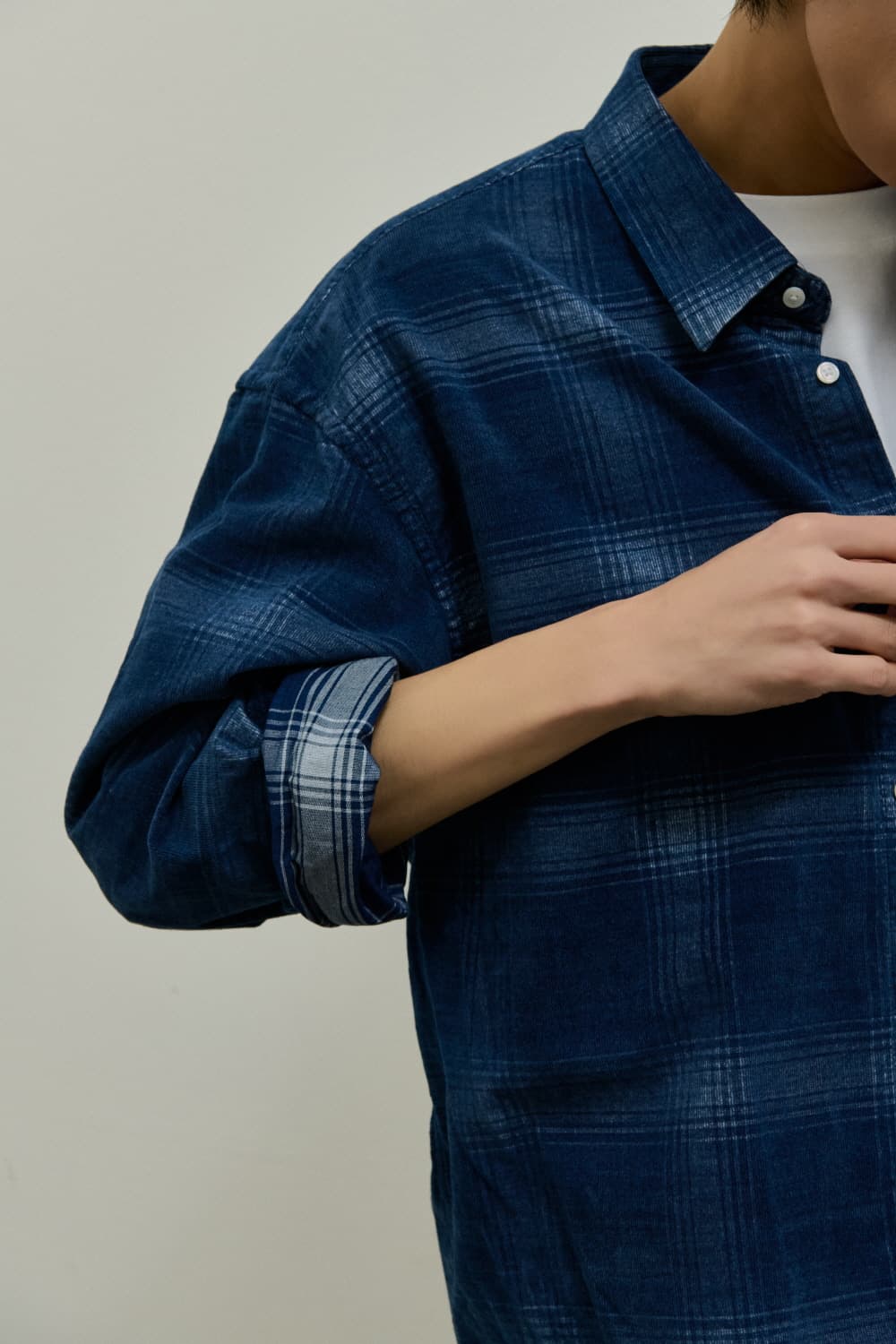 퍼렌(PERENN) 릴렉스드 코듀로이 체크 블루 셔츠 상품이미지1