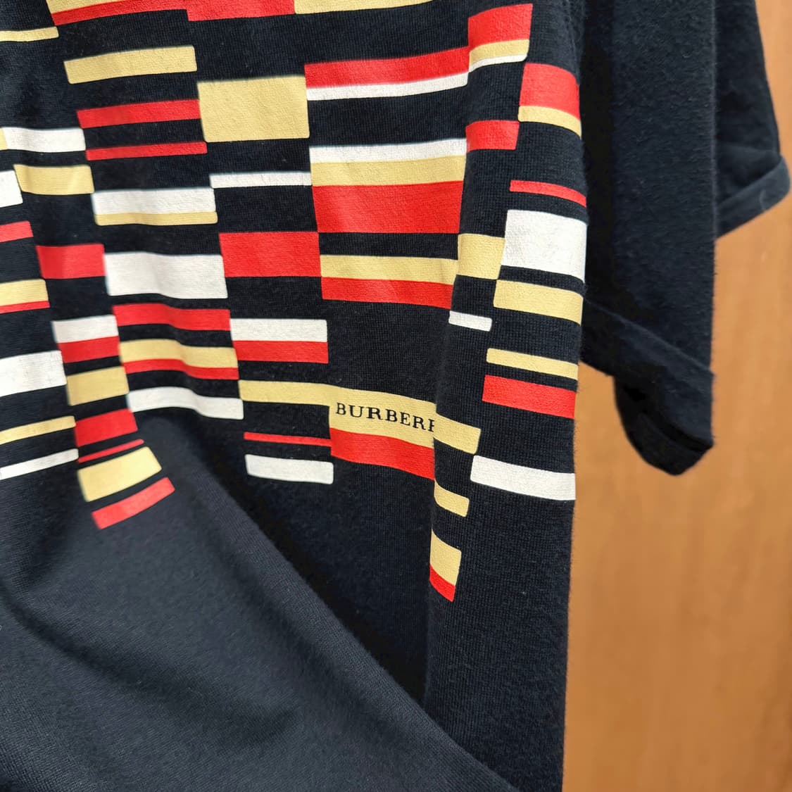 버버리 런던 라운드넥 반팔 티셔츠 멀티 컬러 블록 프린팅 디테일 블랙 상품이미지6