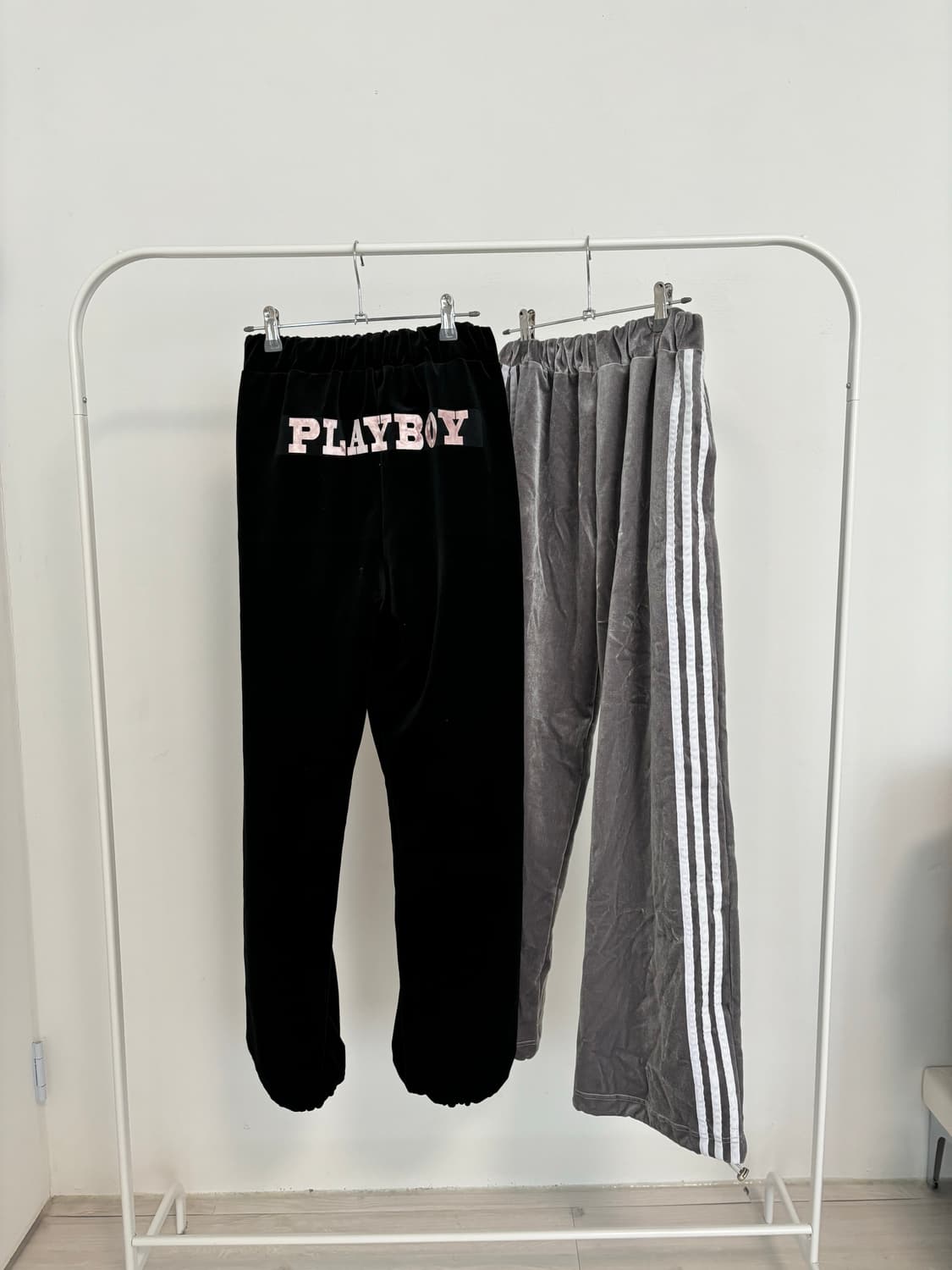 플레이보이 레터링 벨벳 사이드라인 밴딩 조거팬츠 상품이미지3