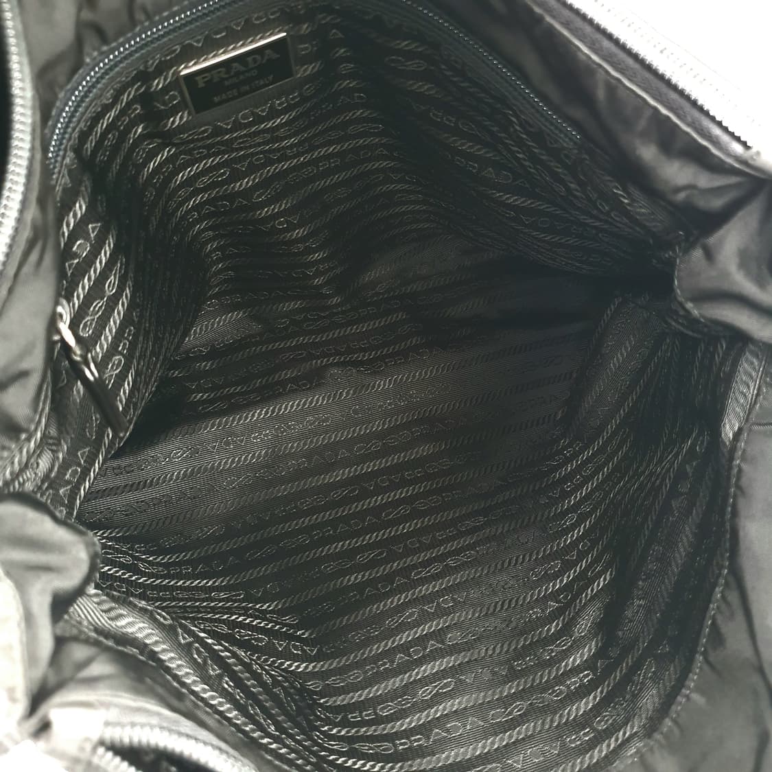프라다 삼각로고 리나일론 블랙 미듐 숄더백 상품이미지9
