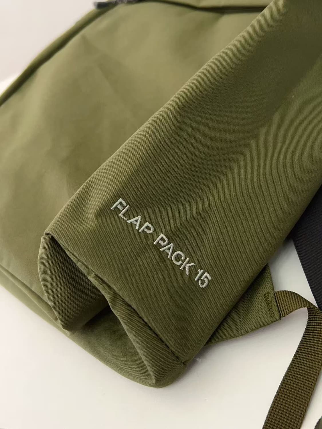 (새상품)몽벨 롤 탑 플랩팩 15 백팩 카키 상품이미지4