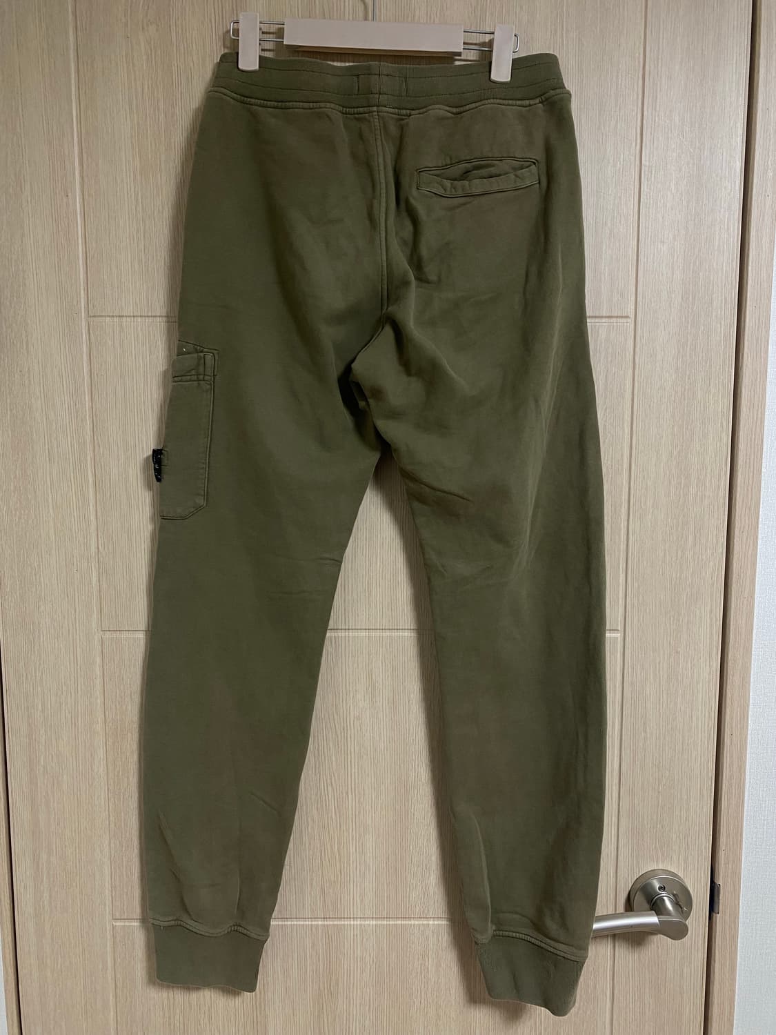 스톤아일랜드 주니어 스웻 조거팬츠 밀리터리 그린 상품이미지2