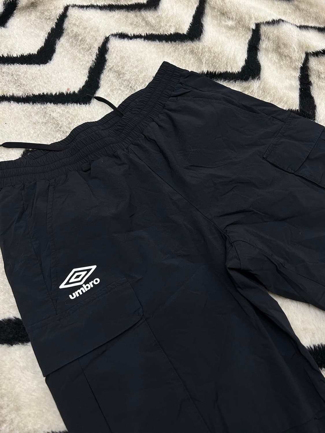 [M]엄브로 시그니처 카고 우븐 조거 팬츠/블랙 상품이미지1