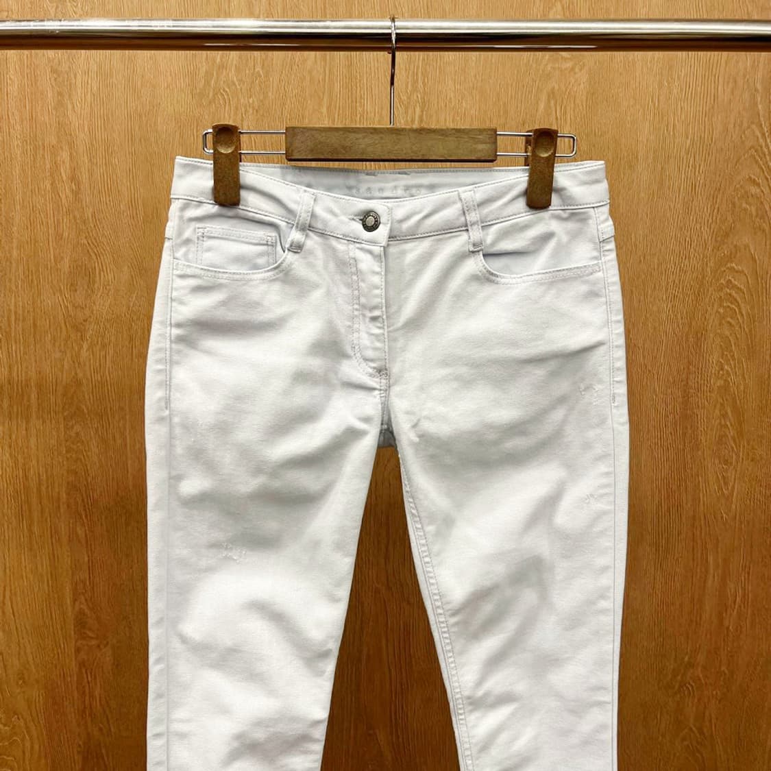 산드로 슬림 스키니 데님 팬츠 미니멀 허리 로고 자수 디테일 라이트 블루 상품이미지4