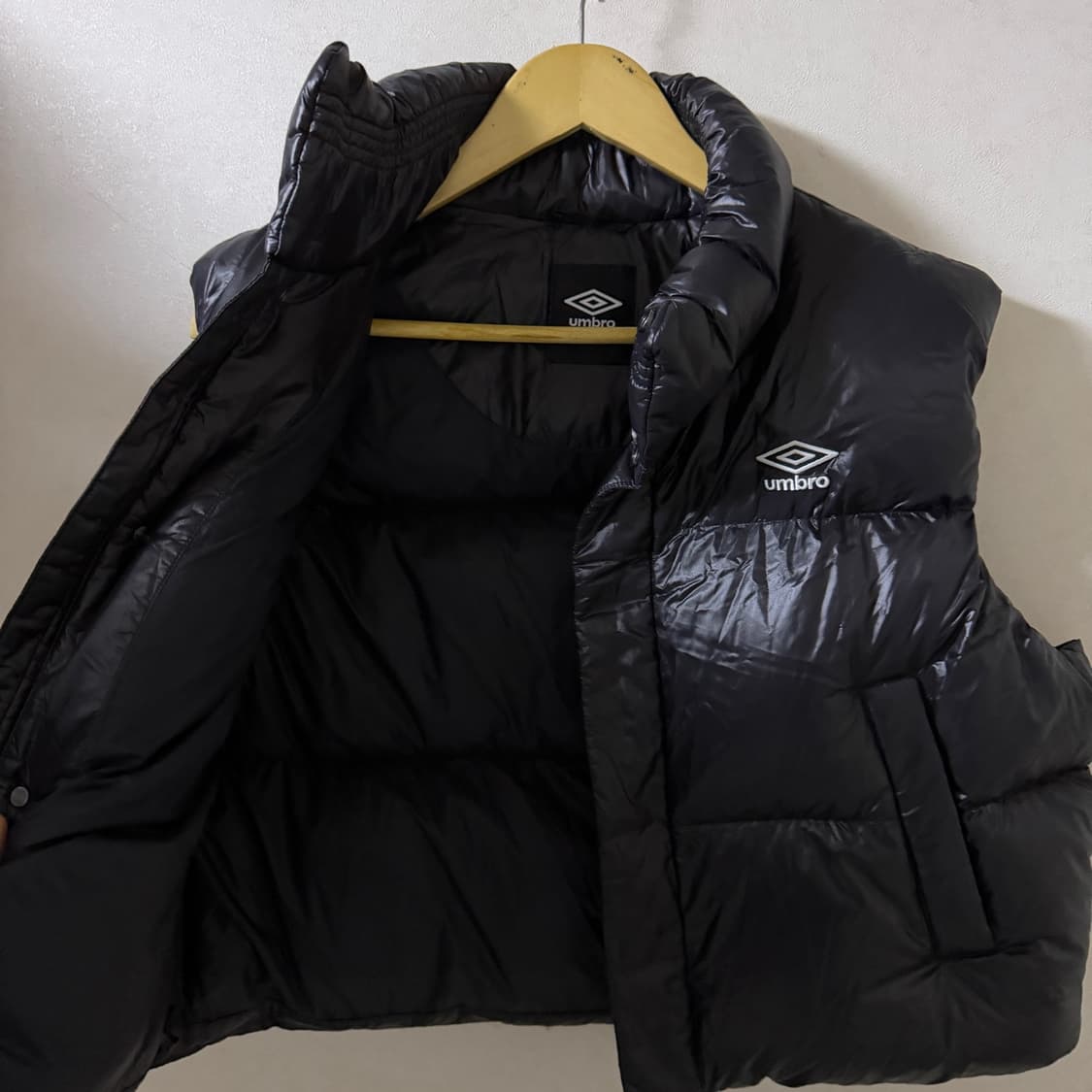 엄브로 크롭 덕다운 패딩 베스트 블랙 상품이미지5