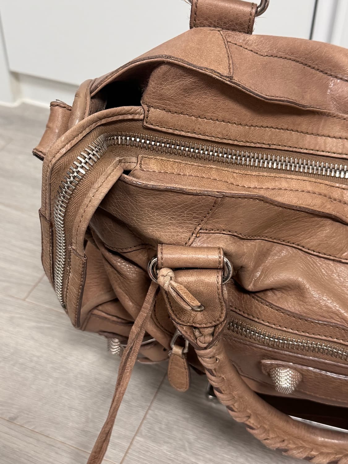 발렌시아가 자이언트 모터백 미디움 은장 브라운 상태A- 상품이미지4