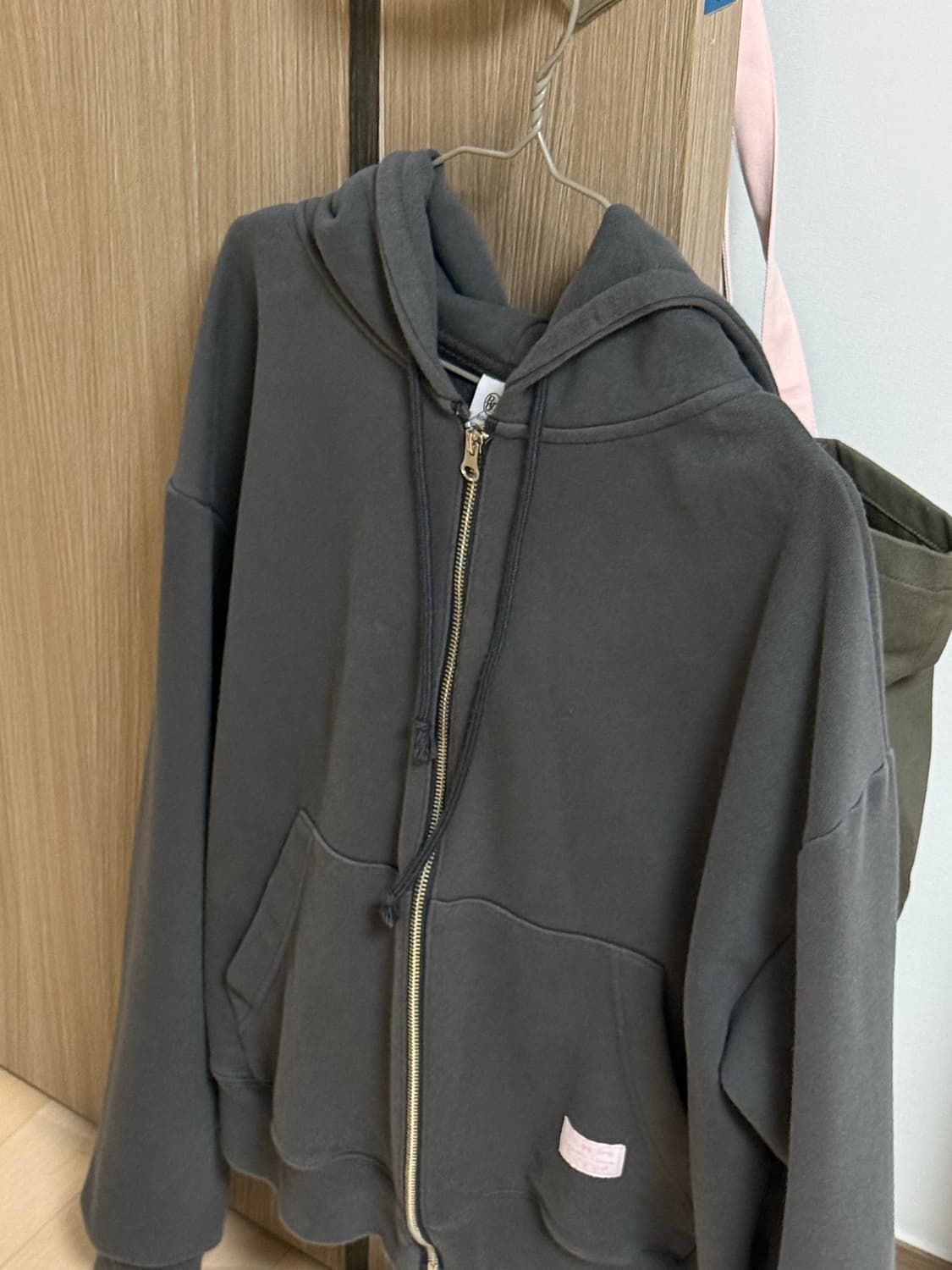 론론 패치 후드집업 차콜 상품이미지3