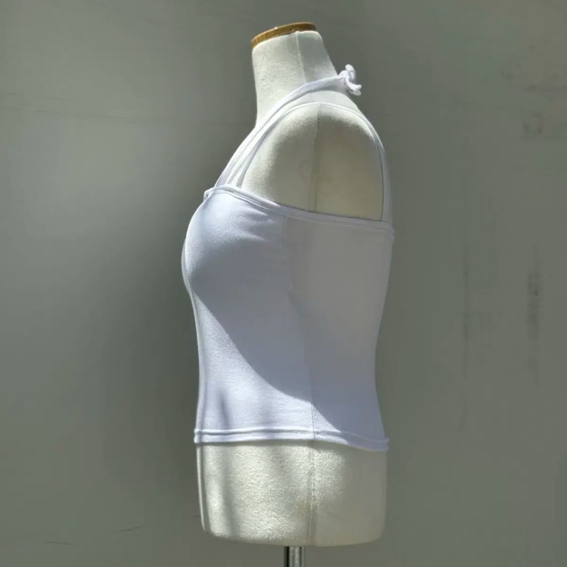 캡내장 홀터넥 엑스꼬임 나시 티 상품이미지3