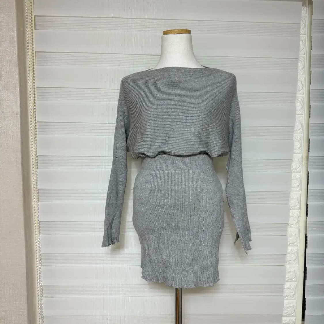 골지 투피스(입술넥 가오리핏 티셔츠+h라인 미니 스커트) 블랙 그레이 상품이미지4