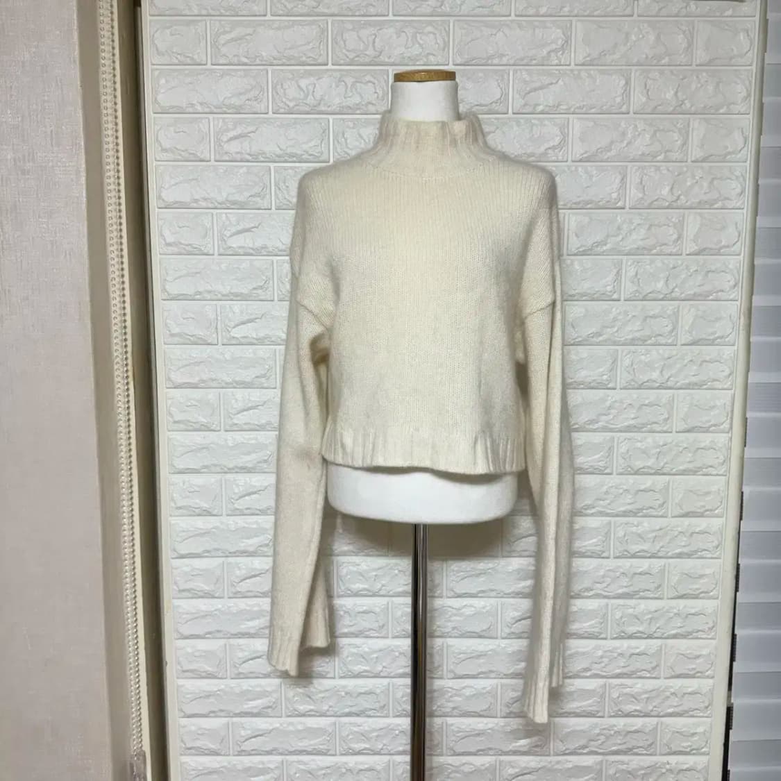 앙고라 목폴라 크롭 긴 나팔소매 니트 상품이미지1