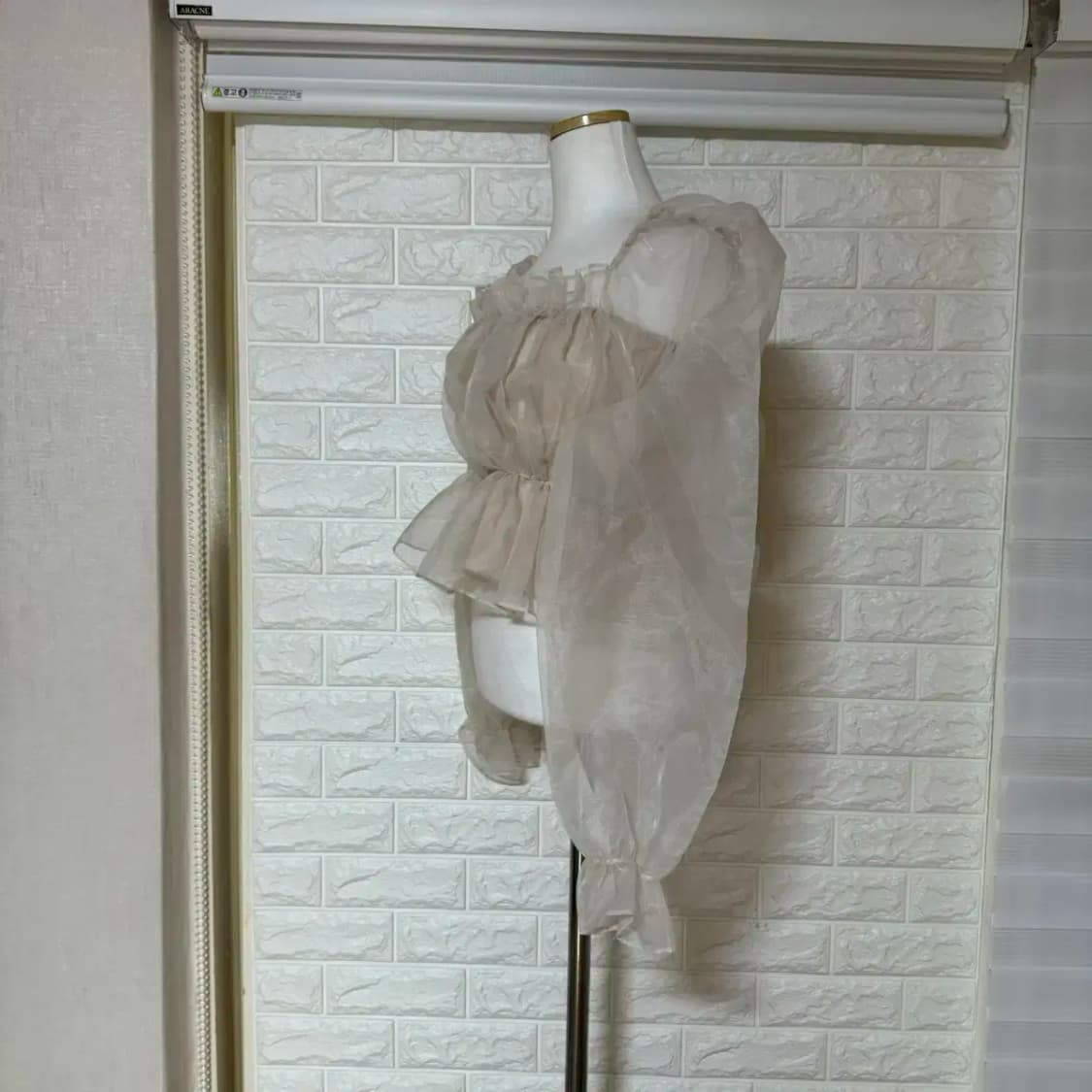 오간자 셔링 크롭 퍼프 블라우스 상품이미지2