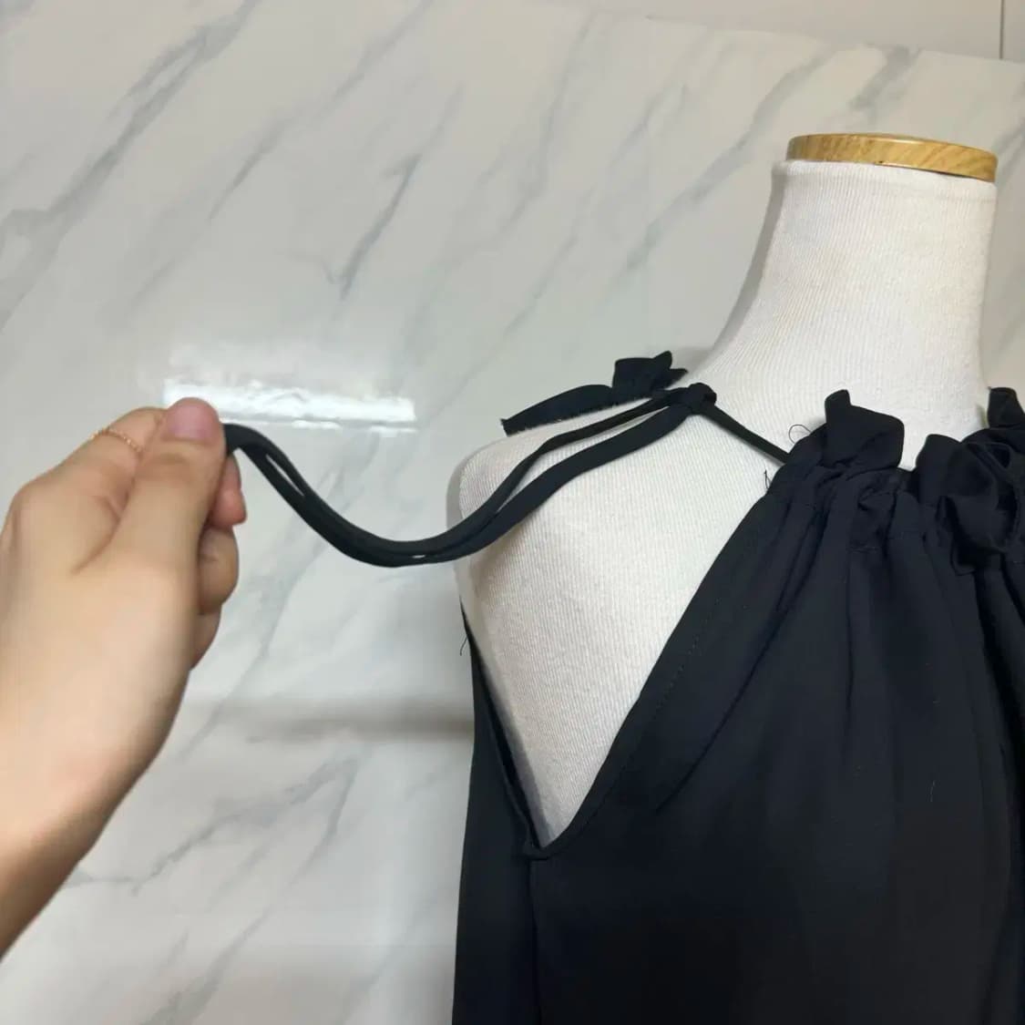 홀터넥 셔링 블라우스 상품이미지3