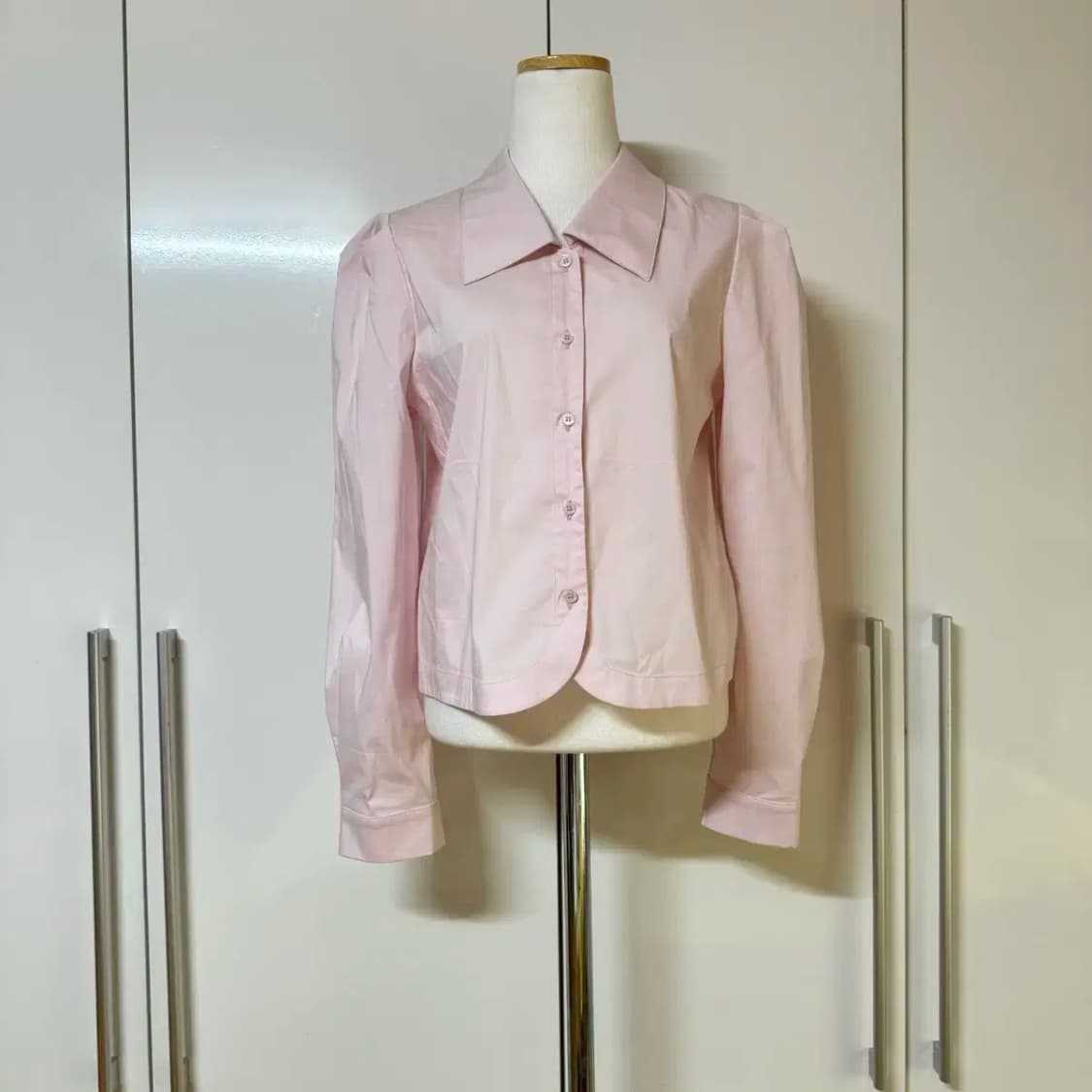 오버핏 퍼프 카라 긴팔 블라우스 연핑크 딸기우유색 상품이미지1