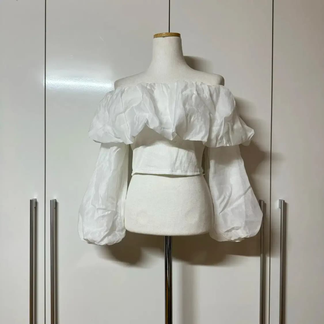 프릴 셔링 오프숄더 크롭 골지 긴팔티 상품이미지1