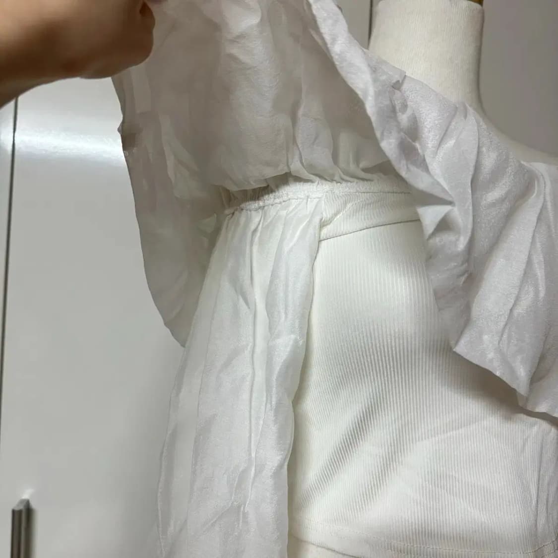 프릴 셔링 오프숄더 크롭 골지 긴팔티 상품이미지5