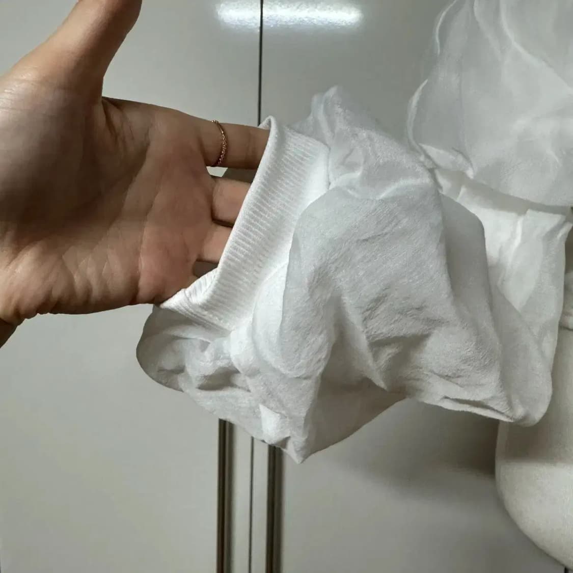 프릴 셔링 오프숄더 크롭 골지 긴팔티 상품이미지6