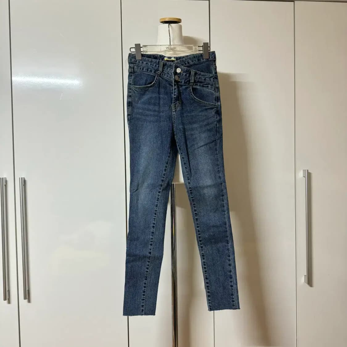 에이블리 사선 언발 투버튼 스키니진 s 상품이미지1