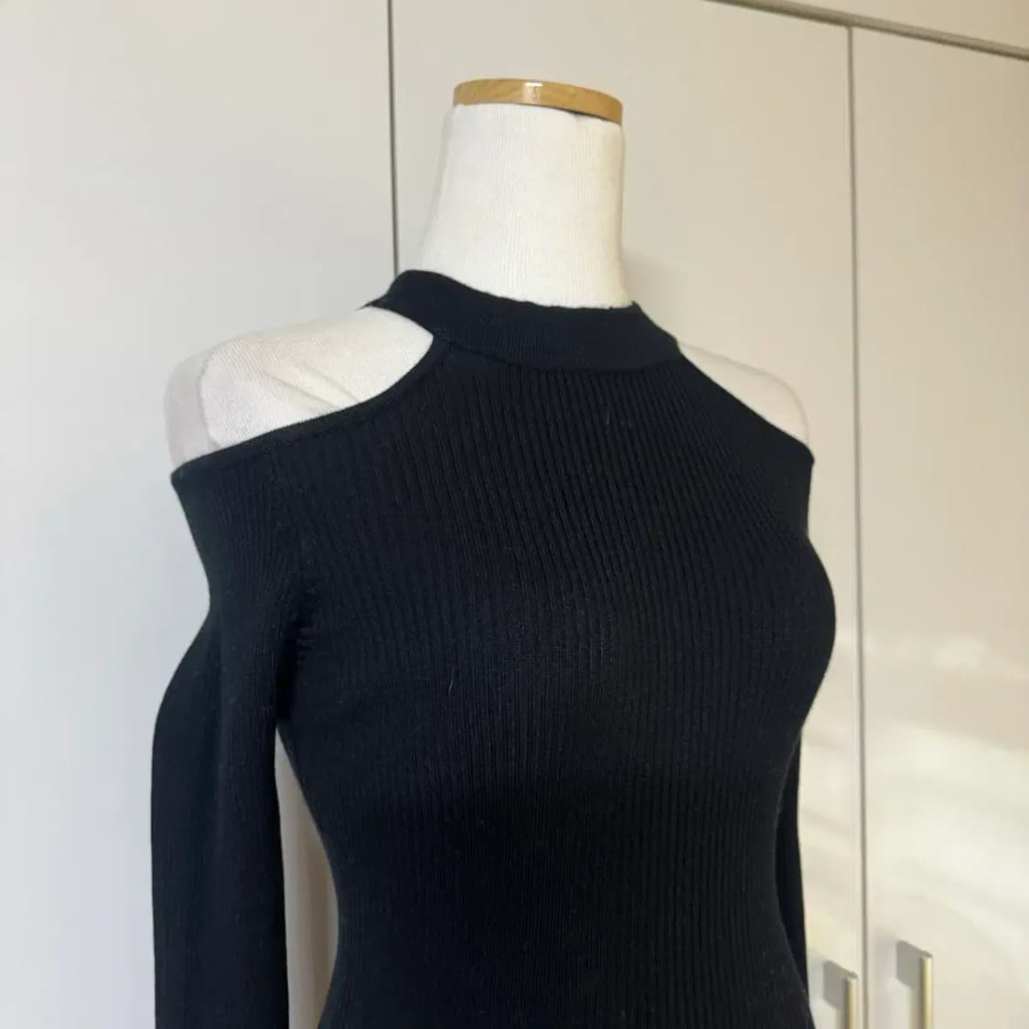 어깨 트임 홀터넥 골지 롱 검정 기본티 상품이미지4