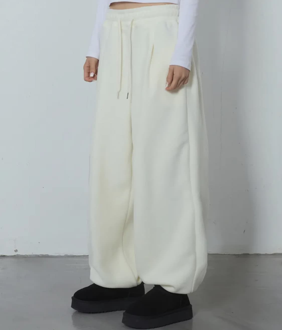 칙스 플리스 사이드 핀턱 벌룬 조거 팬츠 아이보리 상품이미지1