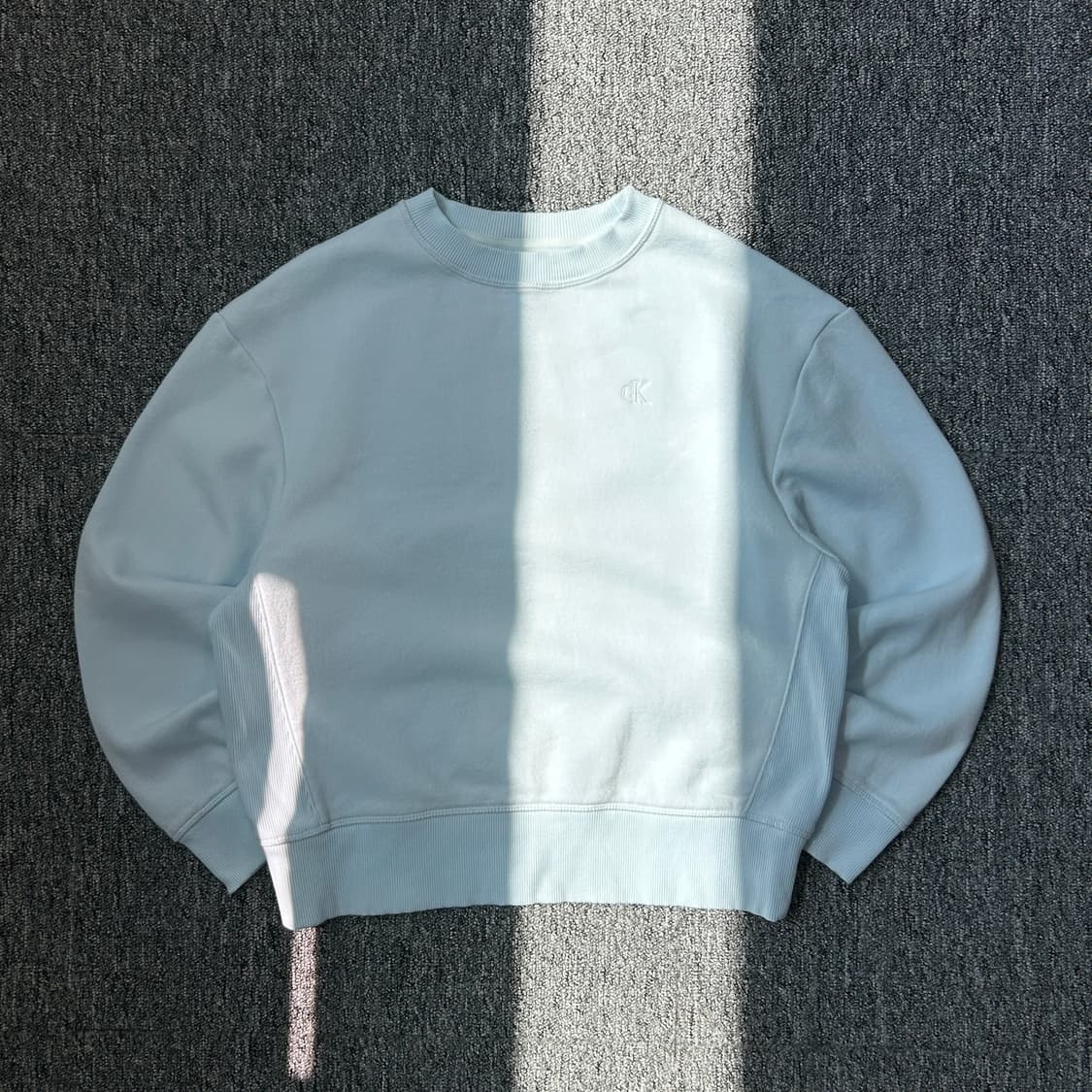 캘빈클라인 스카이블루 기모 맨투맨 상품이미지1