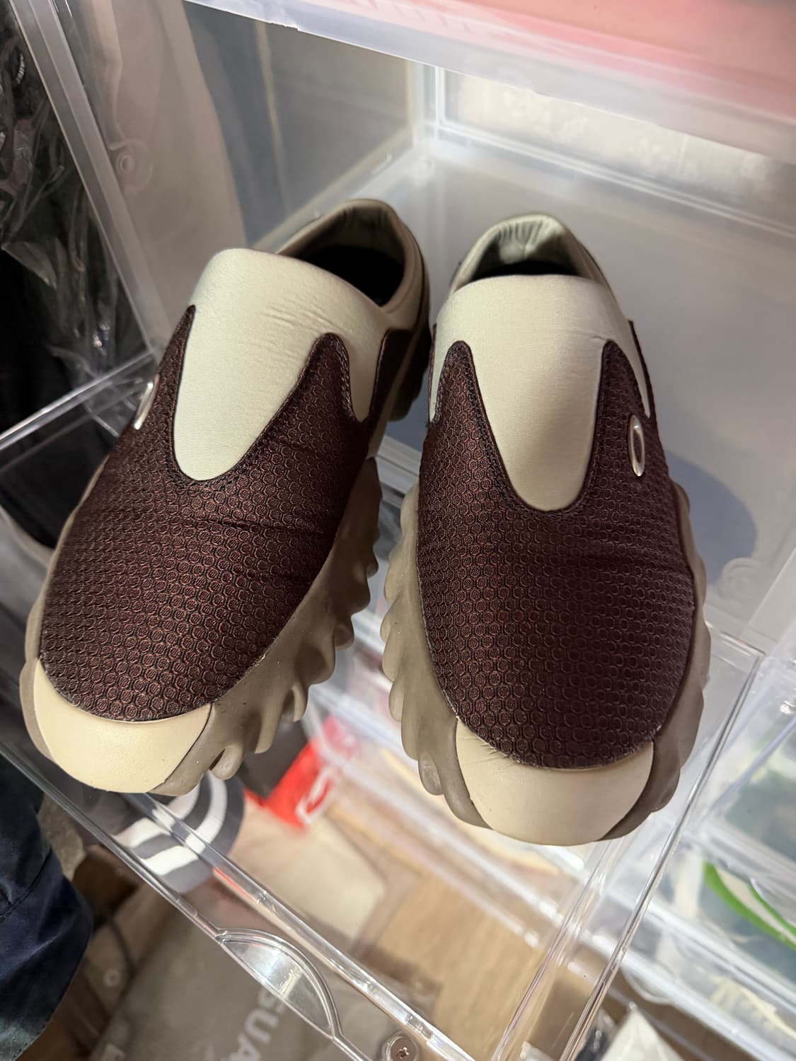 오클리 팩토리 팀 x 브레인 데드 오스트리치 찹 쏘우 뮬 마룬 에스프레소 상품이미지2