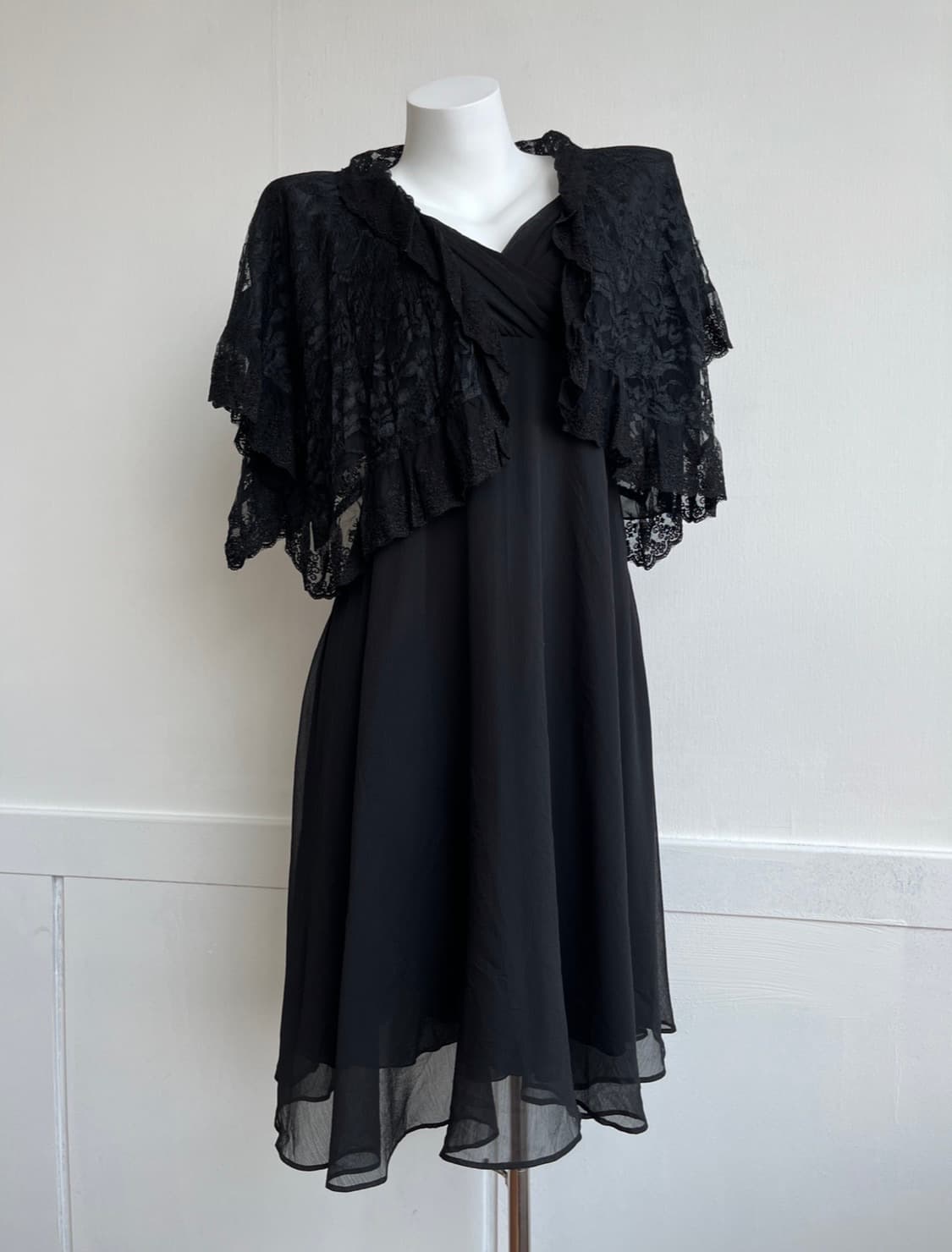 AXES femme 블랙 레이스 프릴 볼레로 가디건 상품이미지2