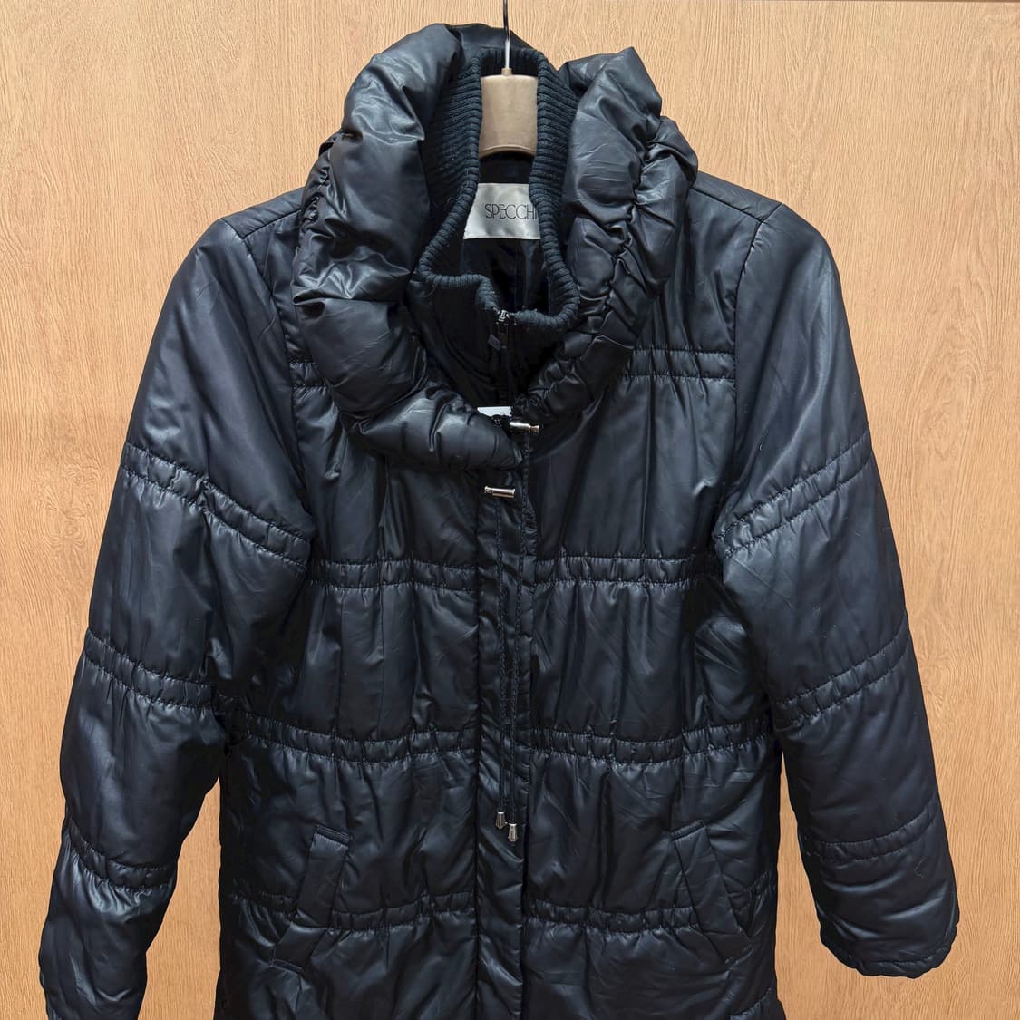 스피치오 하이넥 퀄팅 패딩 코트 드로우 스트링 디테일 레귤러핏 블랙 상품이미지4
