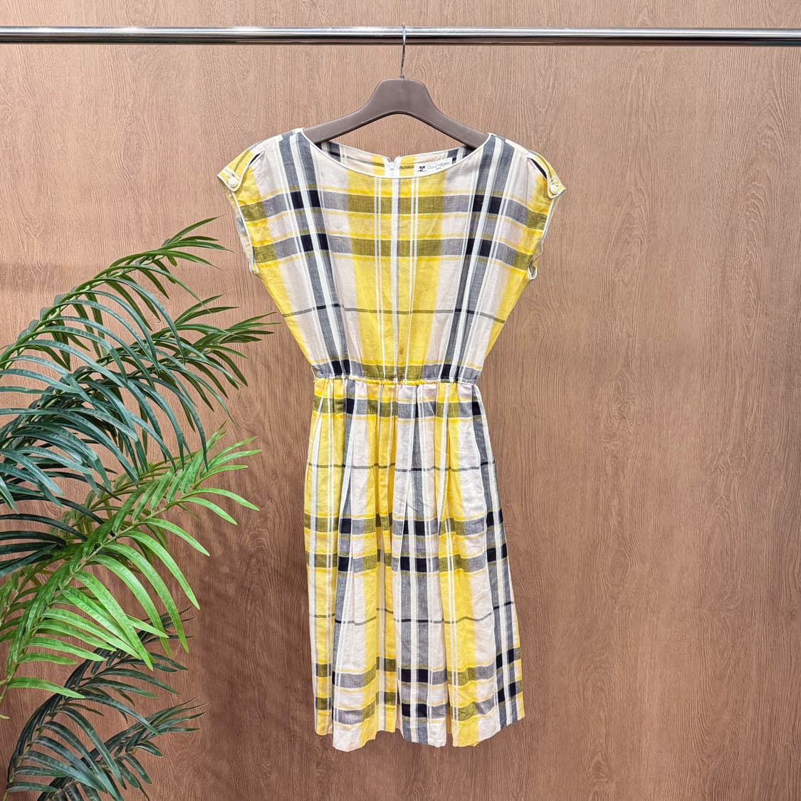 꾸레쥬 라운드넥 슬리브리스 원피스 체크 패턴 숄더 버튼 디테일 옐로우 상품이미지1