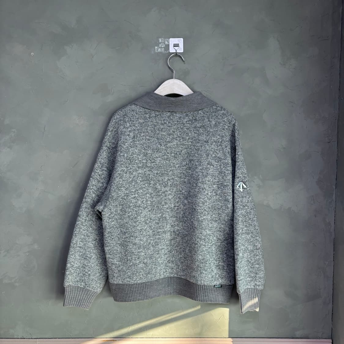 데상트 스위스 스키팀 니트 반집업 그레이 상품이미지5