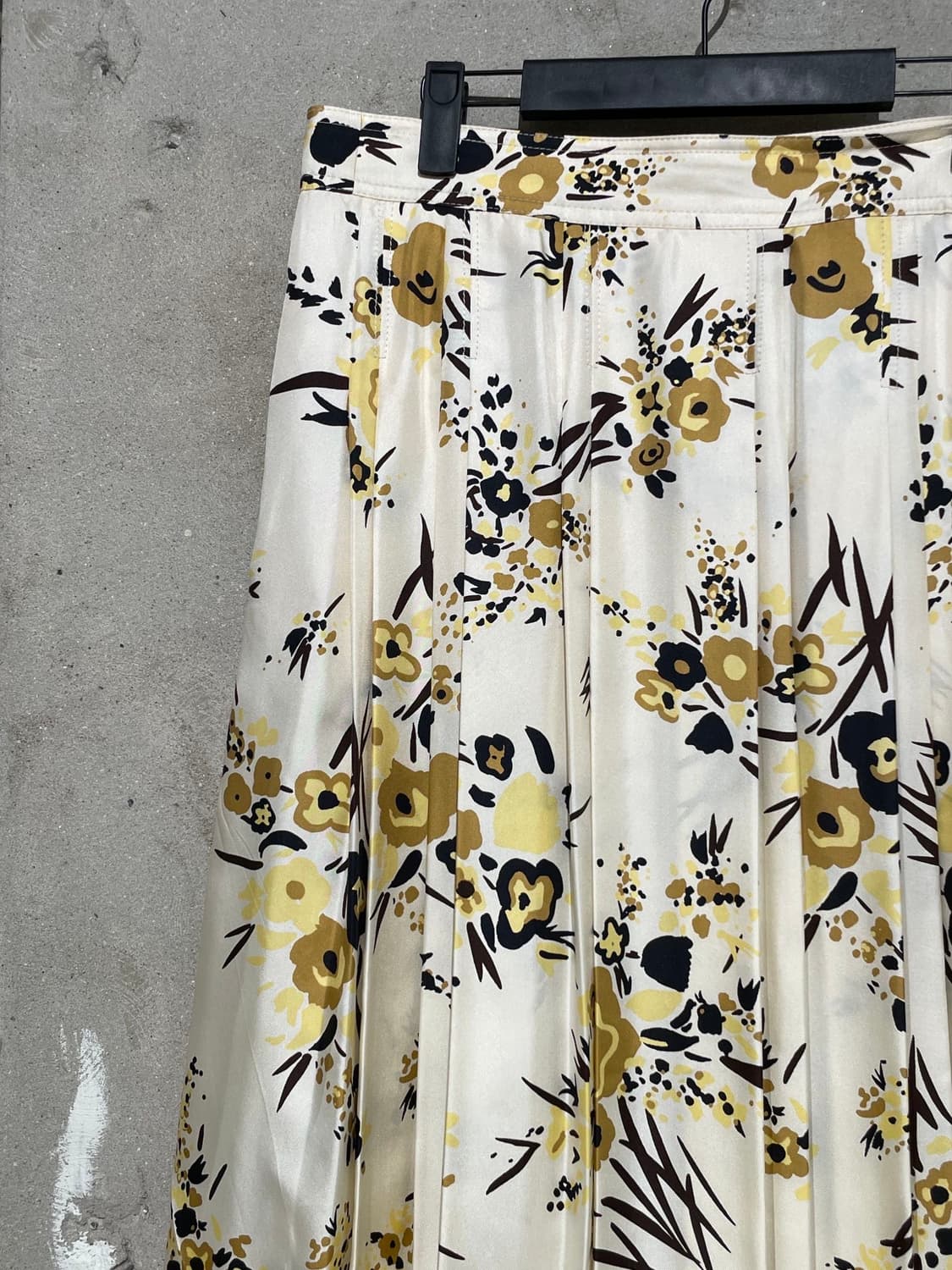 토리버치 크림 플로럴 플리츠 실크 트윌 롱 스커트 상품이미지2