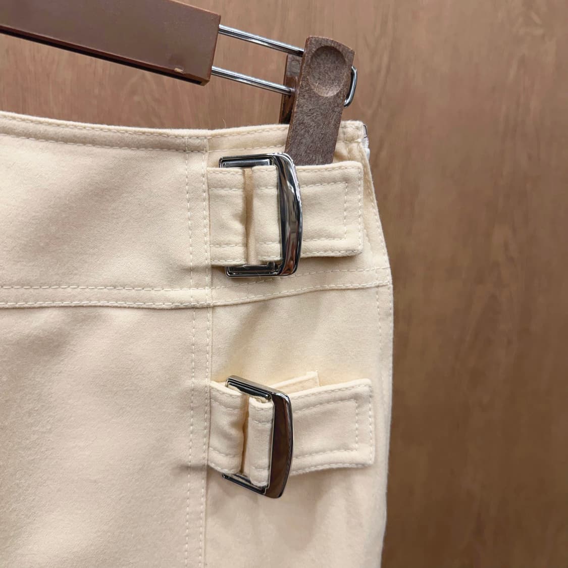 꾸레쥬 미디 스커트 더블 스트랩 사이드 슬릿 라인 디테일 아이보리 상품이미지6