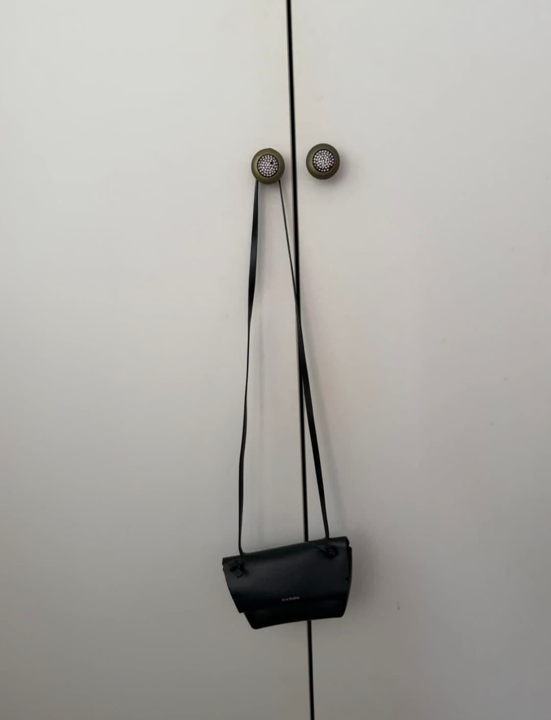 아크네 스튜디오 미니 크로스백 블랙 상품이미지2