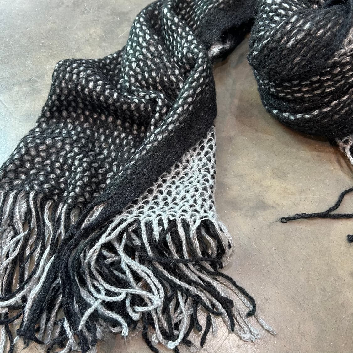 블랙그레이 크로셰 머플러 상품이미지2