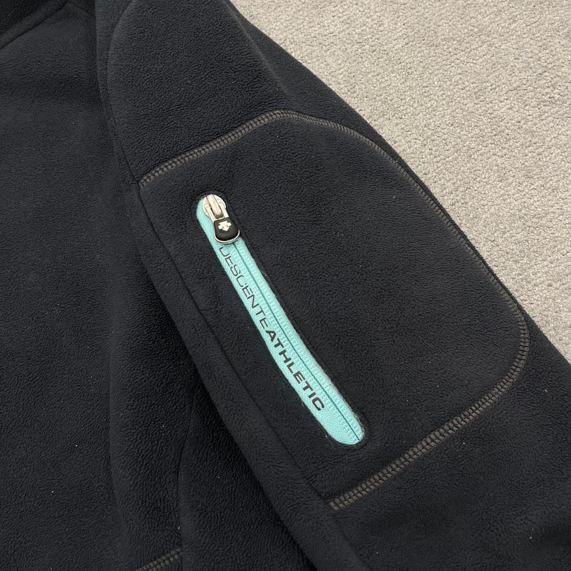 100 데상트 플리스 후드집업 상품이미지3