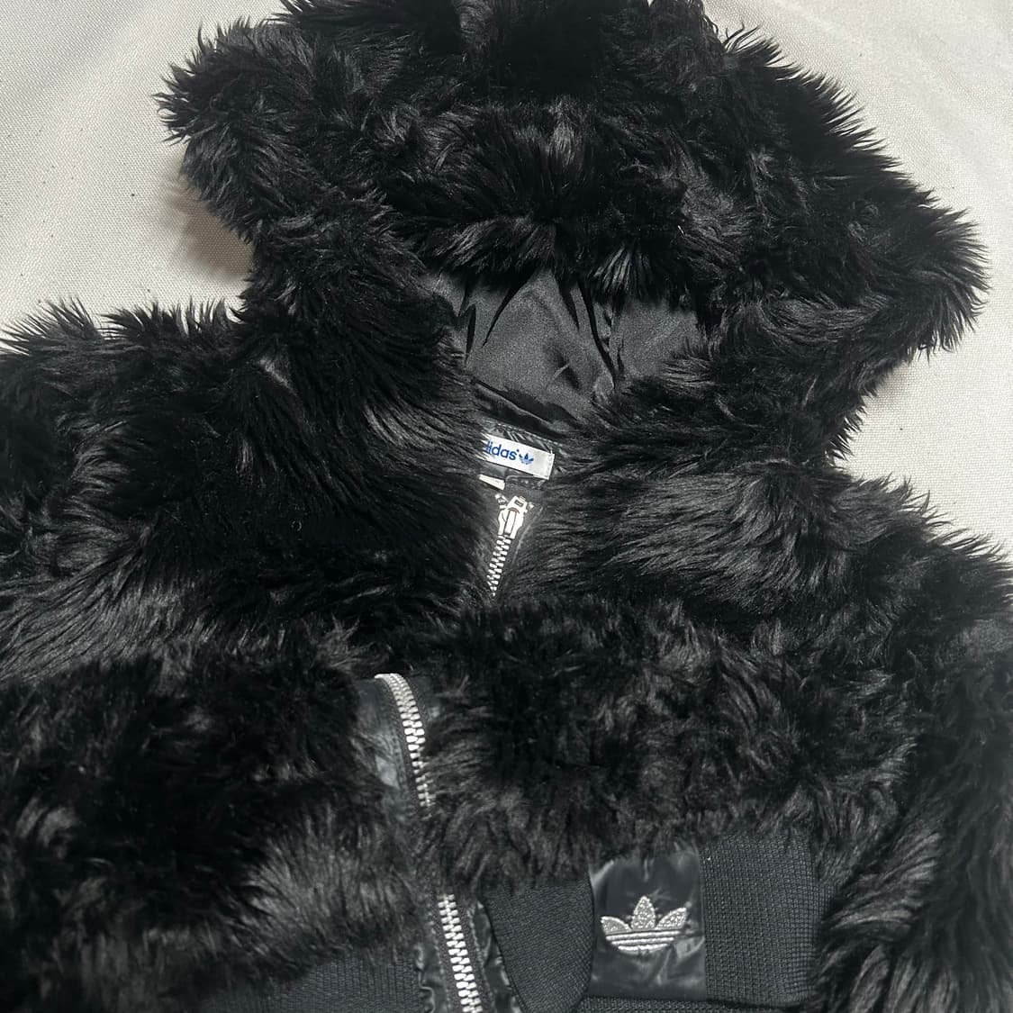 90 아디다스 여성용 블랙 아크릴 크롭 퍼 자켓 상품이미지1