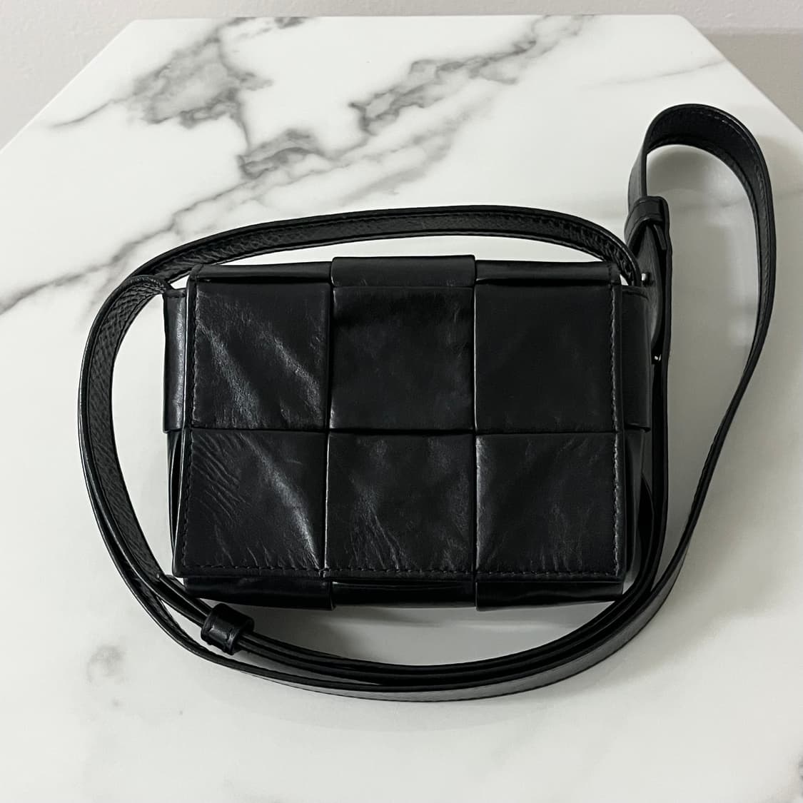 보테가베네타 카세트백 미니 블랙 레더 크로스백 가방 상품이미지1