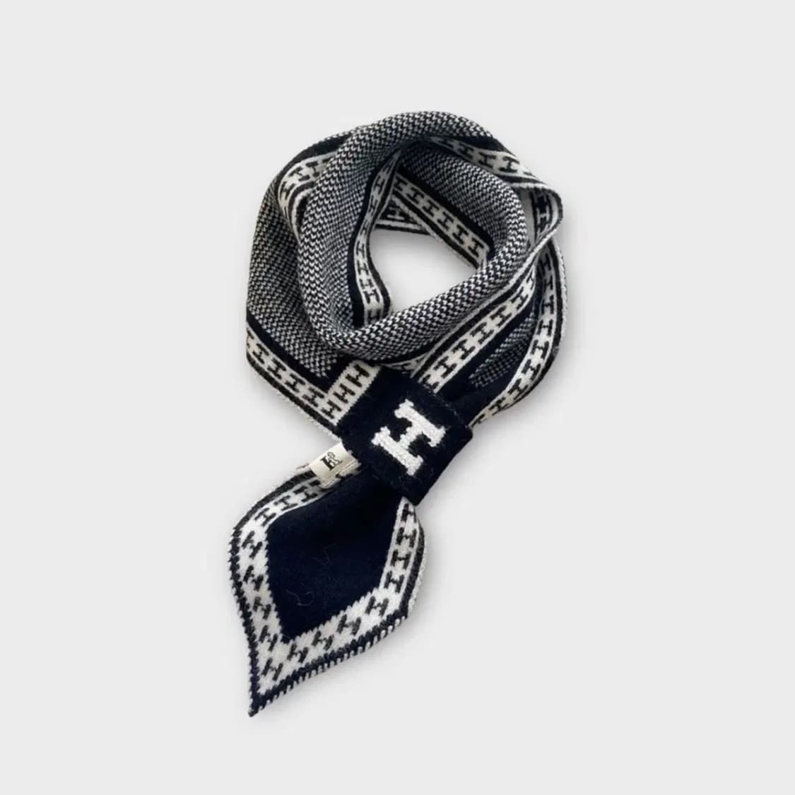 [M01] H로고 고리형 양면 머플러 상품이미지2