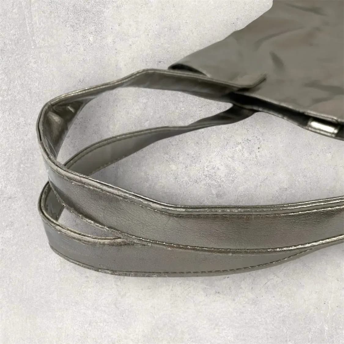 DKNY 실버 메탈릭 토트백 (B254) 상품이미지10