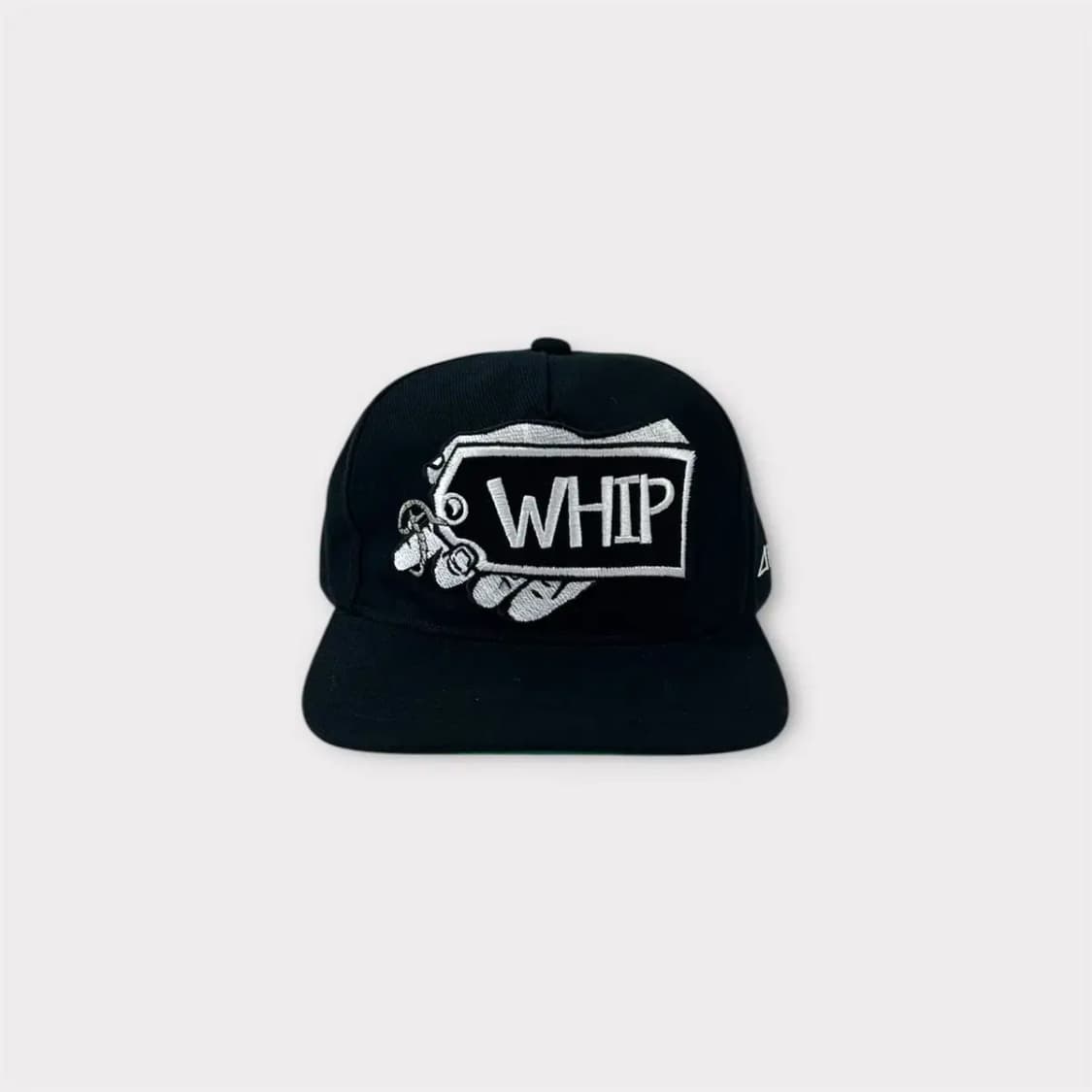 WHIP 자수 로고 스냅백 블랙 (1624) 상품이미지1