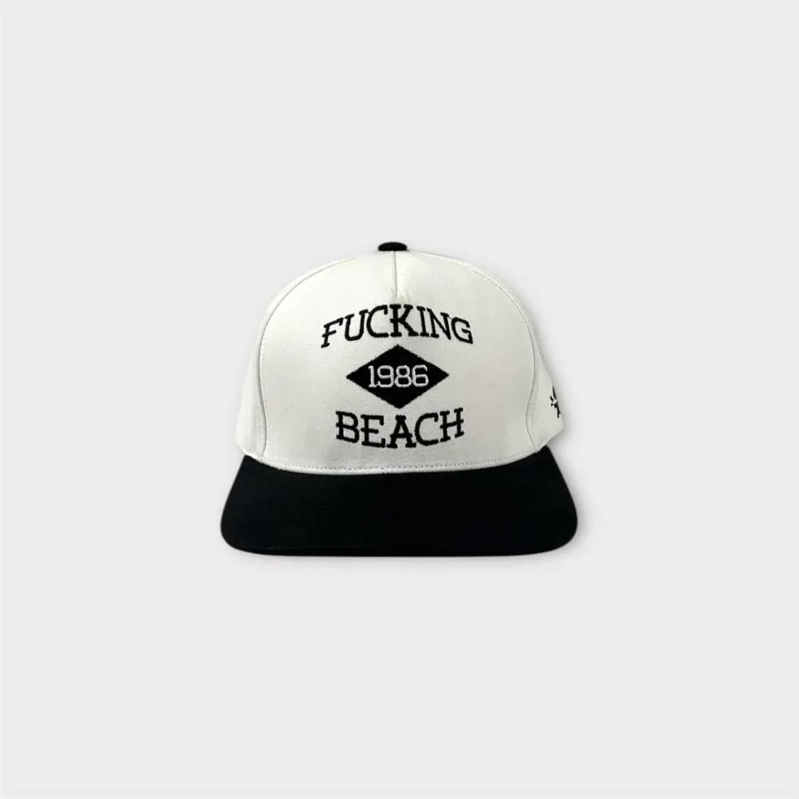 덕다이브 FUCKING BEACH 1986 스냅백 화이트(1638) 상품이미지1