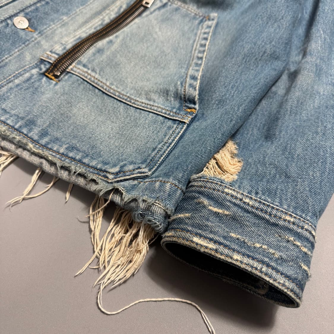 디젤(DIESEL) 라이트블루컬러 워시드 데님 디스트로이드 커버올 자켓 상품이미지5