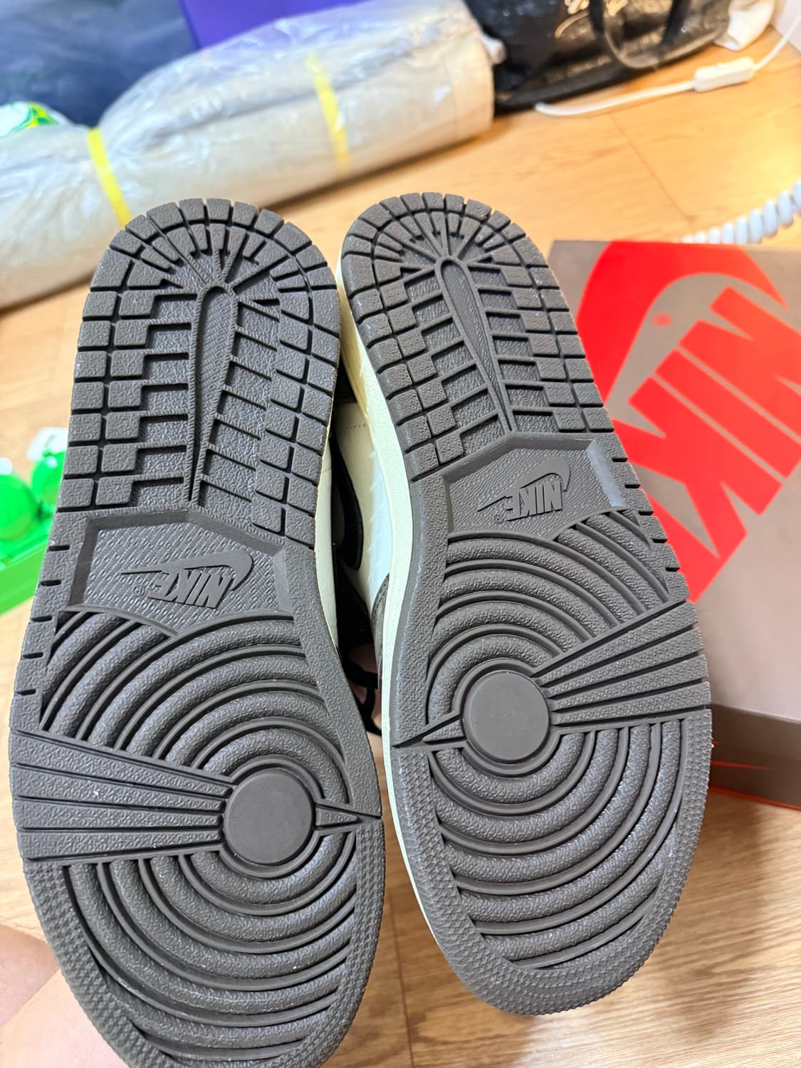 [260]조던 1 x 트래비스 스캇 레트로 하이 OG SP 모카 상품이미지7