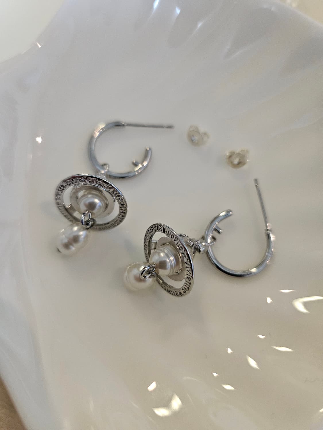 비비안웨스트우드 업사이클링 천연담수 진주 드롭 귀걸이 상품이미지8