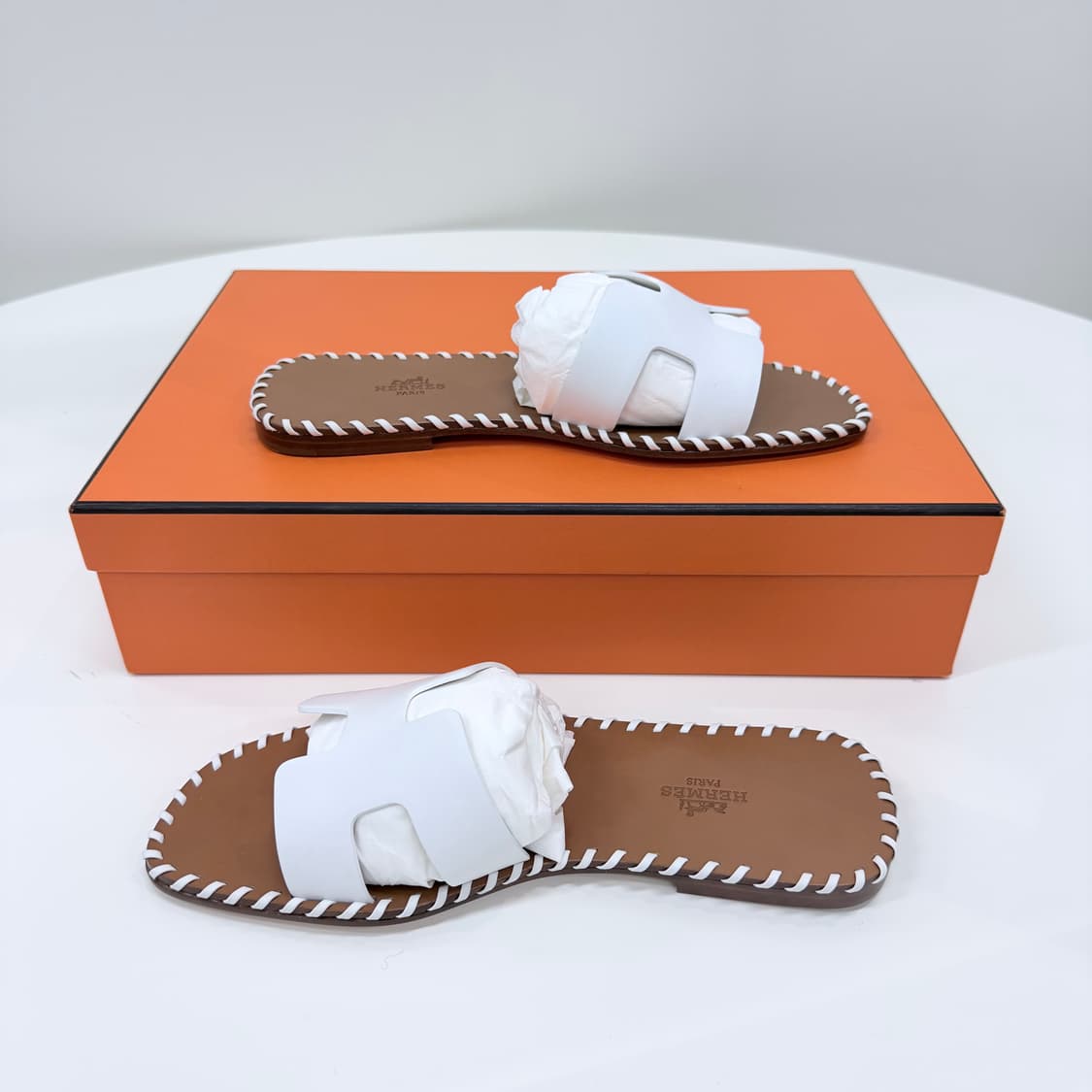 [미사용/240] 에르메스 이즈미르 화이트 스티치 샌들 슬리퍼 화이트 상품이미지5