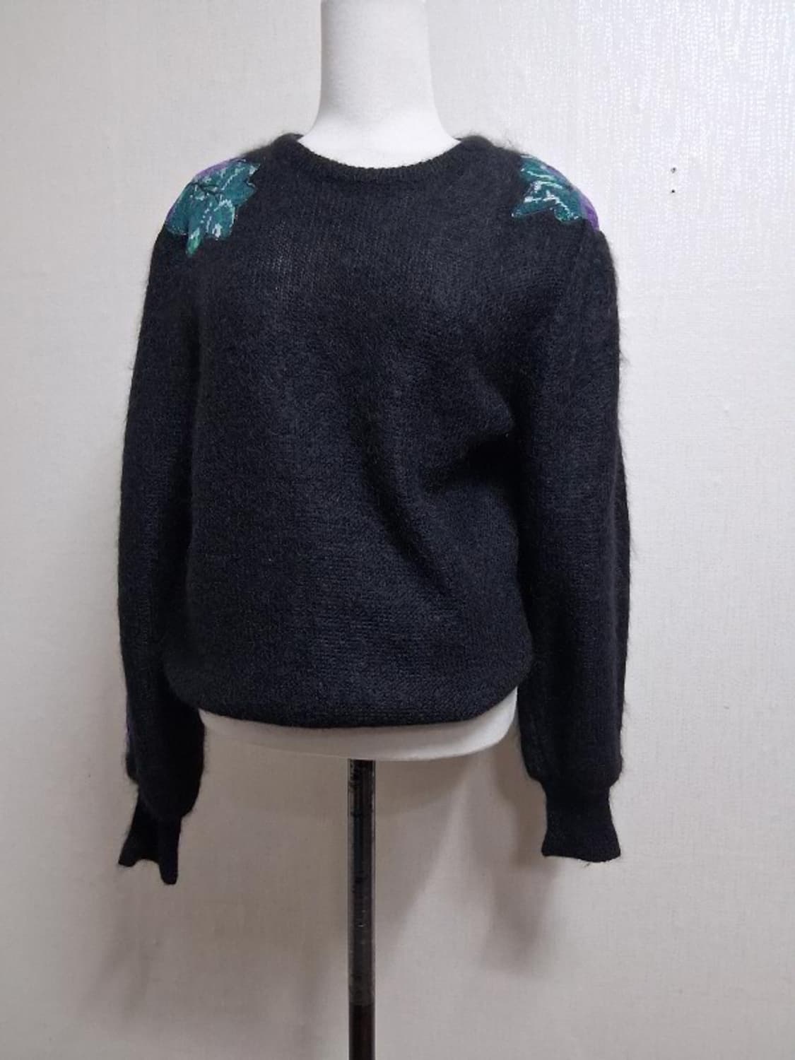 일본구제 빅플라워 자수배색 레트로핏 검정모헤야 니트 가오리핏 여성 통66 상품이미지1