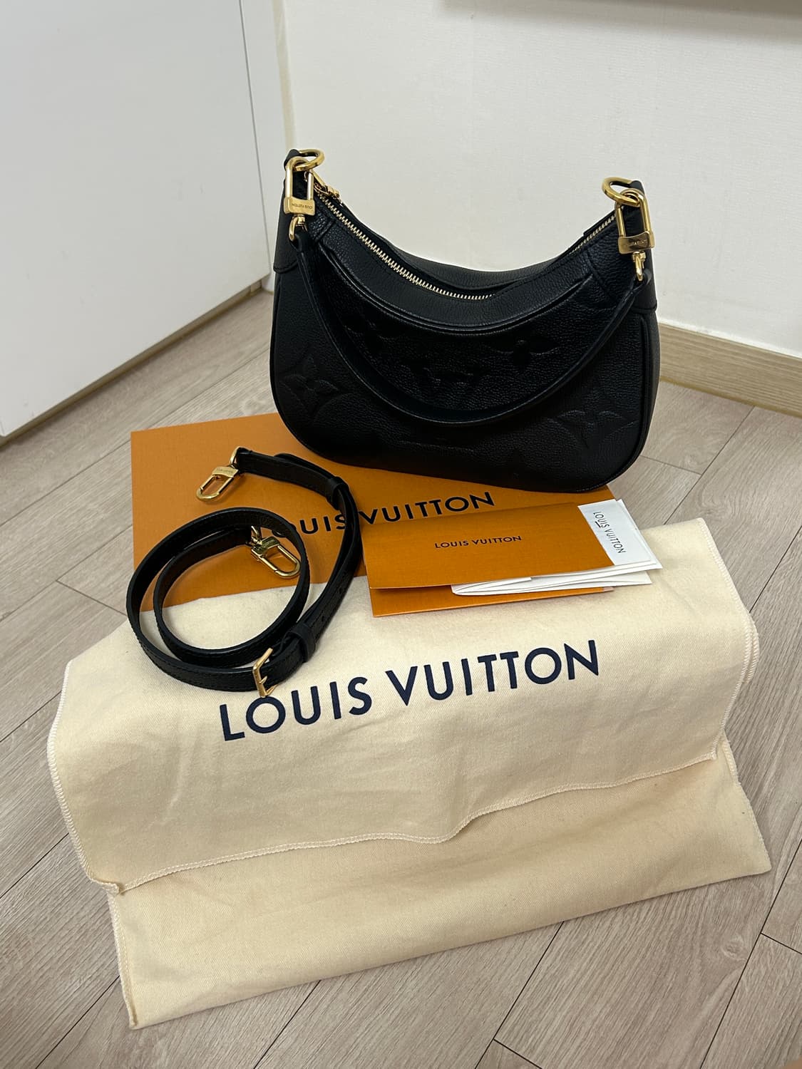 (풀구성) 루이비통 앙프렝뜨 바가텔 호보백 블랙 상품이미지1