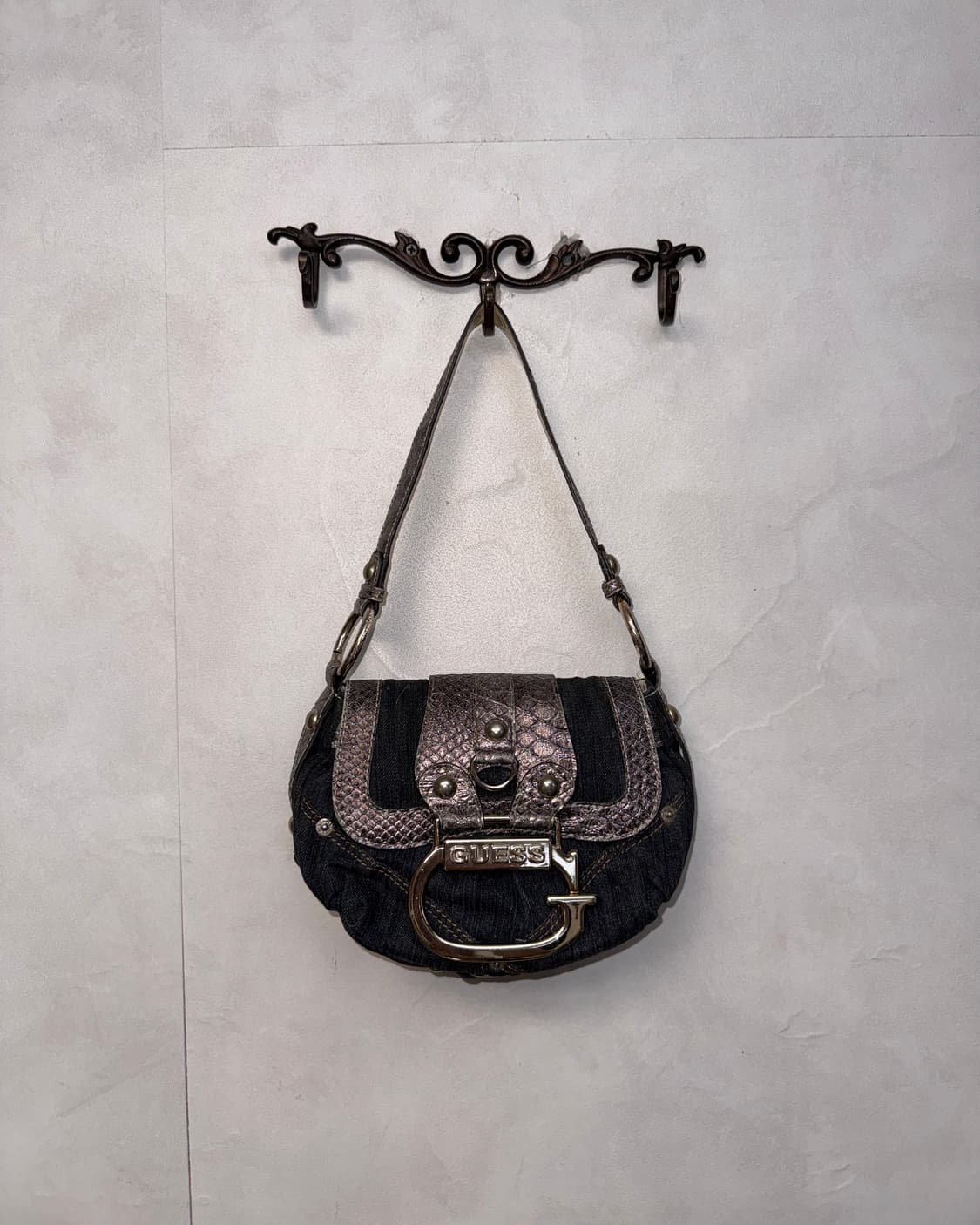 GUESS denim stitch python buckle 숄더백 상품이미지1