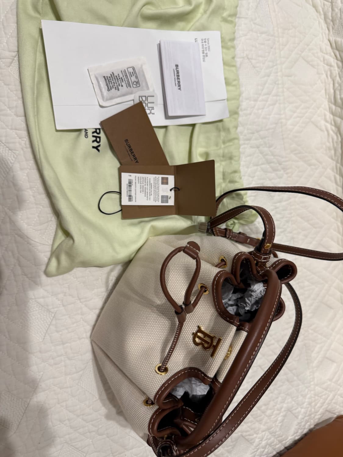 버버리 TB 모노그램 캔버스 버킷백 8052459 상품이미지4