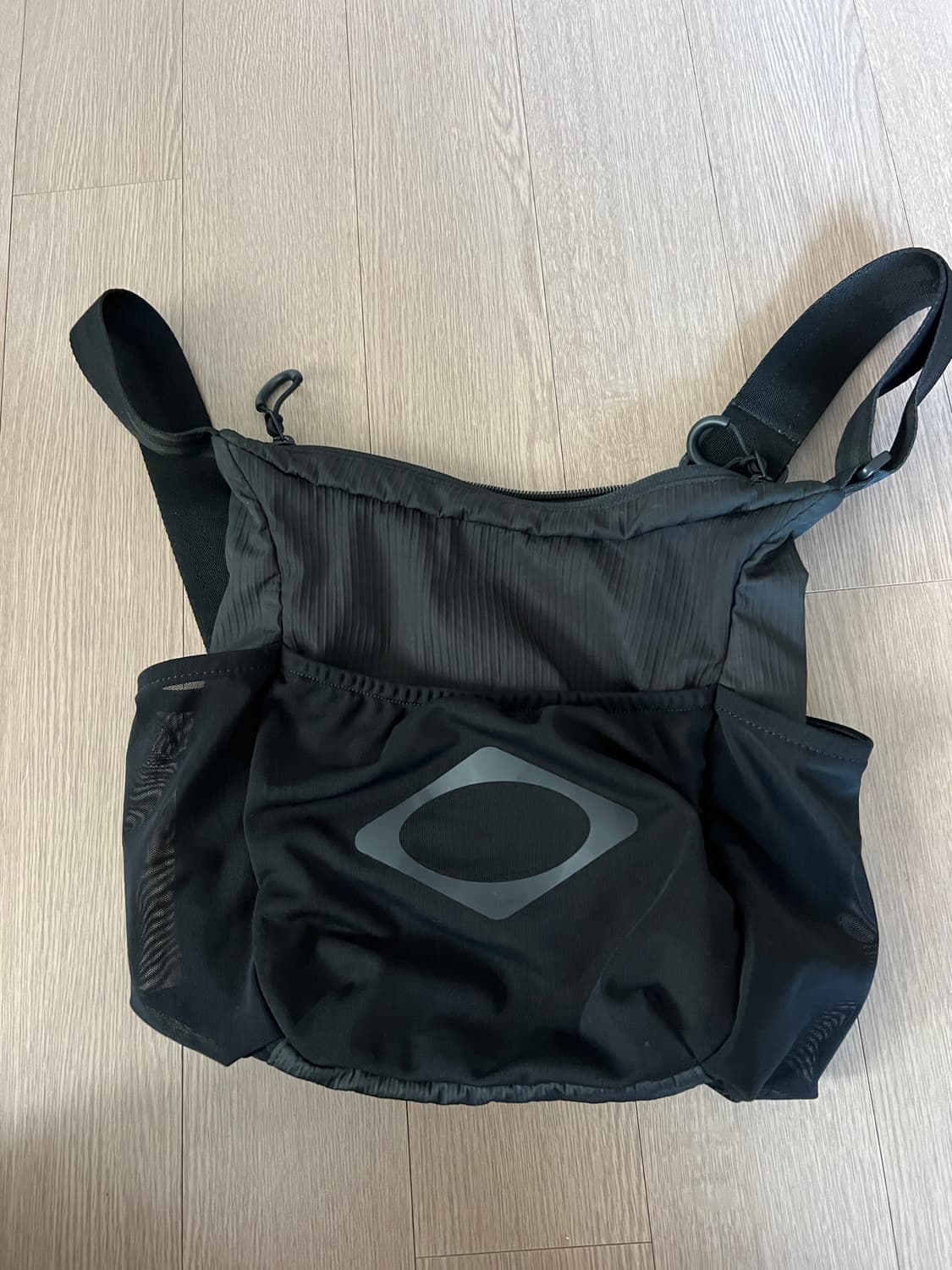 미스치프 메쉬 포켓 크로스백 판매합니다 상품이미지1