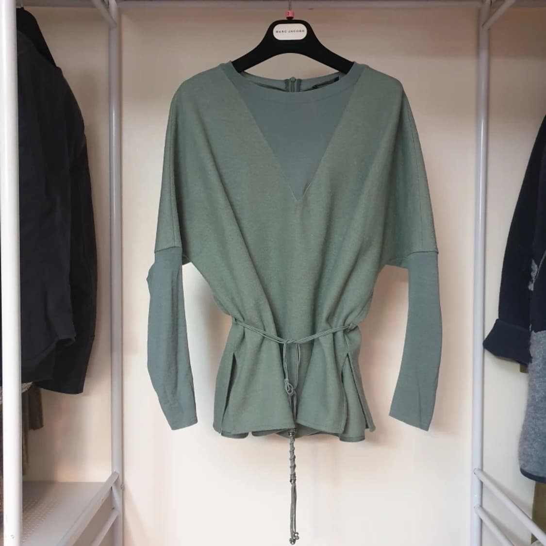 한섬 LATT 래트 투톤 텍스쳐블록 마크라메스트링 스웨터 타임 마인 랑방 상품이미지2